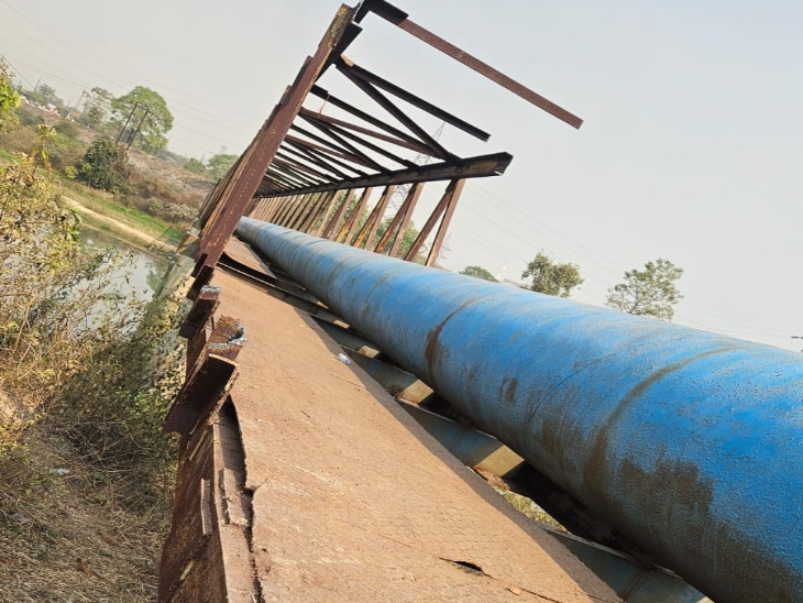 अगले दिन सुबह 15 टन लोहे की रेलिंग गायब मिली।