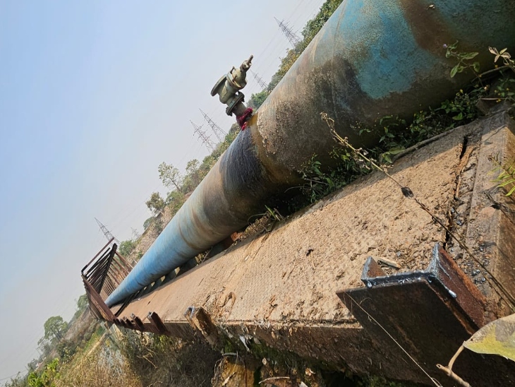 पाइपलाइन के स्ट्रक्चर में लगी आधी रेलिंग छोड़ दी। नहीं तो पूरी पाइपलाइन नीचे गिर जाती।