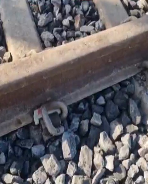 धमाके से रेलवे लाइन को भी नुकसान पहुंचा है।