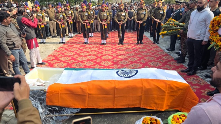 ग्रामीणों के दर्शनार्थ रखा गया शहीद सुधीर का शव।