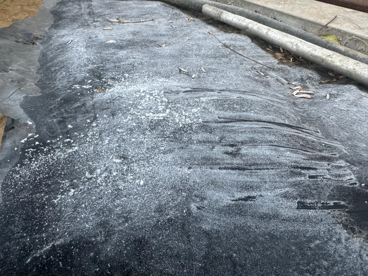 माउंट आबू में जगह-जगह शनिवार सुबह हल्की बर्फ जमी नजर आई। कुछ दिन सर्दी से राहत के बाद शनिवार सुबह फिर गलन भरी सर्दी महसूस हुई।