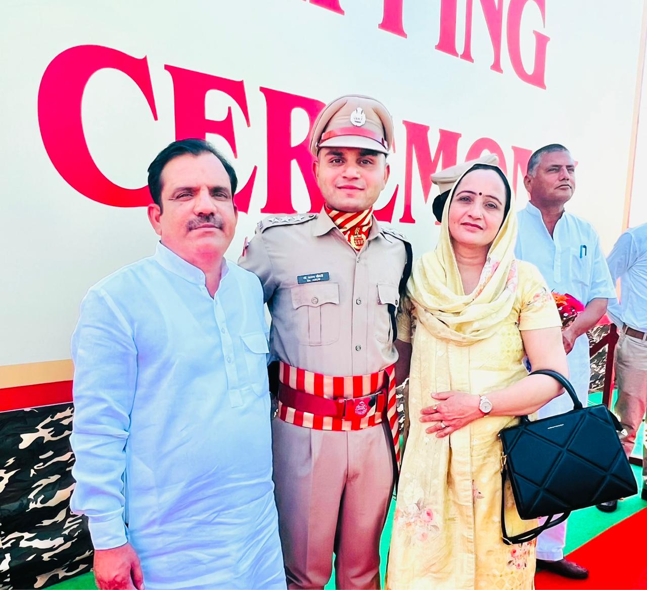 डॉ. अरूण चौधरी अपने पिता सुनील सिवाच और माता अनिता देवी के साथ।