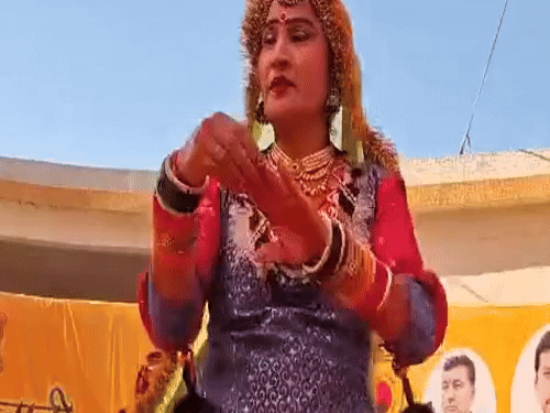 शेखावाटी उत्सव में राजस्थानी डांस करती लोक कलाकार।