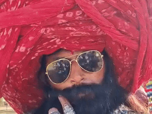 380 मीटर लंबे कपड़े से बनी 15 किलो की पगड़ी पहनकर पहुंचे श्याम सिंह।