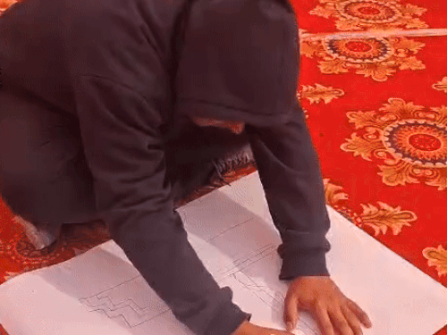 आशा का झरना स्कूल के विमंदित और मूक-बधिर बच्चे शेखावाटी उत्सव में आकर्षक पेंटिंग बना रहे हैं।