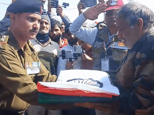शहीद मोहित के पिता को तिरंगा सौंपते सेना के अधिकारी।