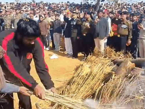 भाई जितेंद्र ने शहीद मोहित को मुखाग्नि दी।