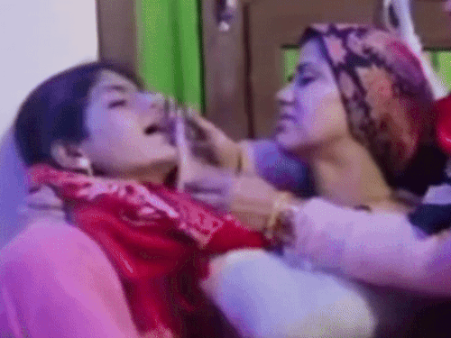 शहीद मोहित की पत्नी उनका पार्थिव शरीर देखते ही भावुक होकर रोने लगी।