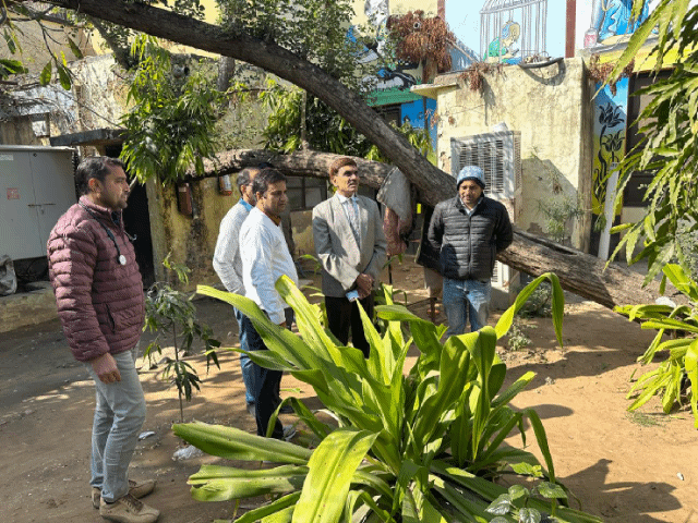 अस्पताल परिसर में बुनियादी सुविधाओं और पर्यावरण व्यवस्थाओं का निरीक्षण करते जिला कलेक्टर अरुण गर्ग।