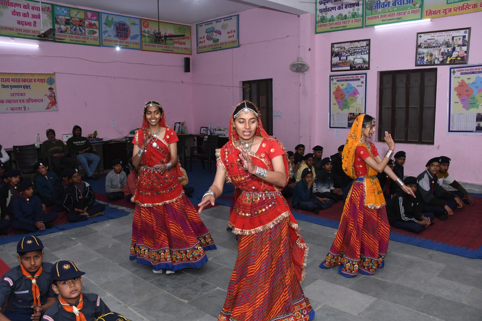 भारत स्काउट-गाइड जिला मुख्यालय के तत्वावधान में आयोजित सांस्कृतिक संध्या में प्रोग्राम पेश करती छात्राएं।