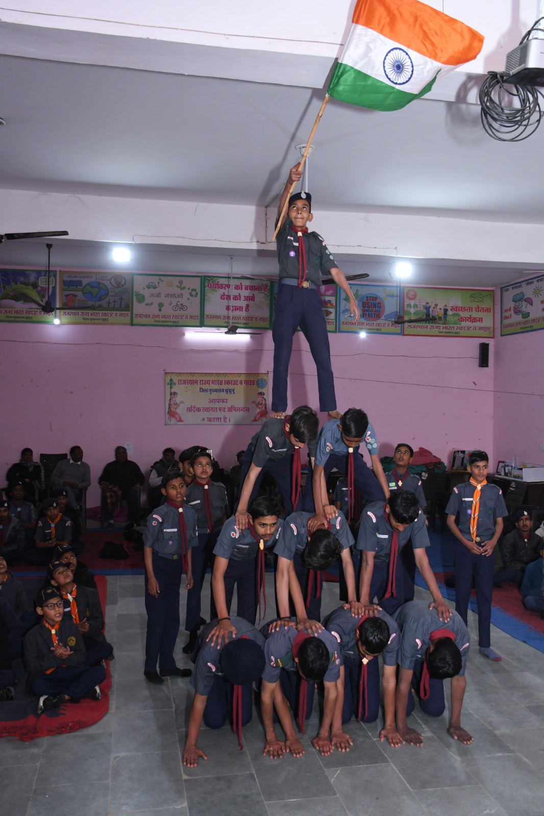 सांस्कृतिक संध्या में प्रोग्राम प्रस्तुत करते स्काउट्स