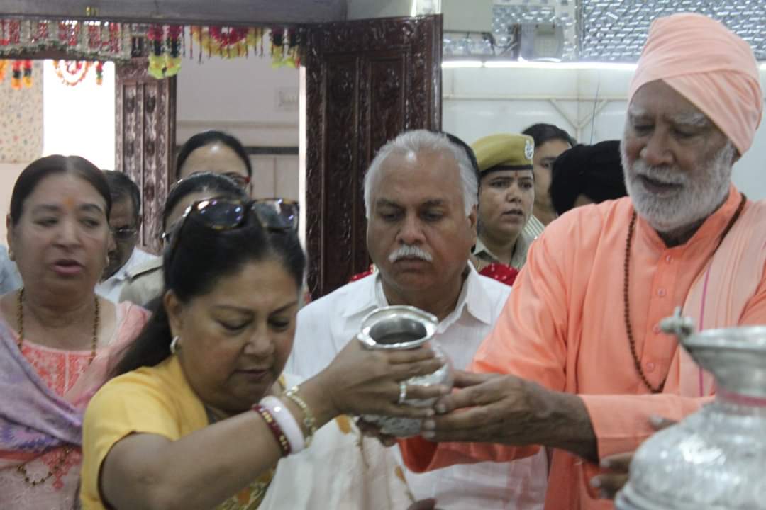 अंध विद्यालय में आमजन से मिलते हुए स्वामी ब्रह्म देव जी।