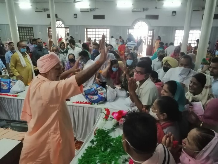 अंध विद्यालय में आमजन से मिलते हुए स्वामी ब्रह्म देव जी।
