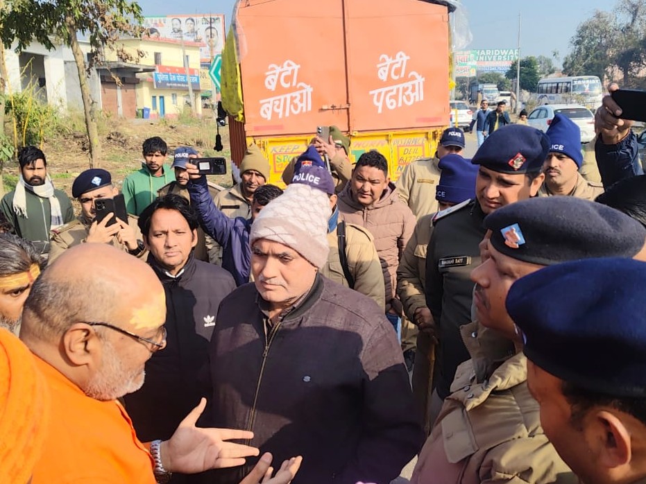 यूपी उत्तराखंड बॉर्डर पर पुलिस यति नरसिंहानंद को रोकते हुए। - Dainik Bhaskar