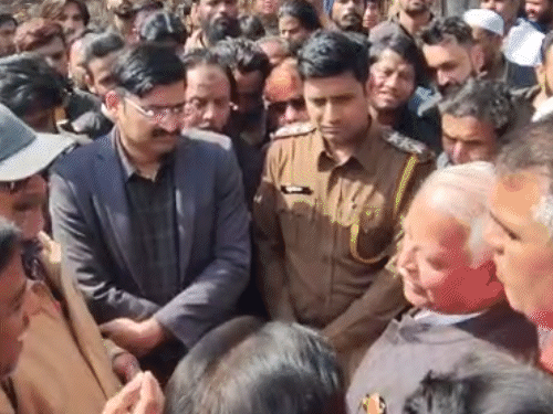 एमबी हॉस्पिटल पहुंचे विधायक ताराचंद जैन के सामने लोगों ने आरोपियों सके जल्द से जल्द पकड़ने की भी डिमांड की।