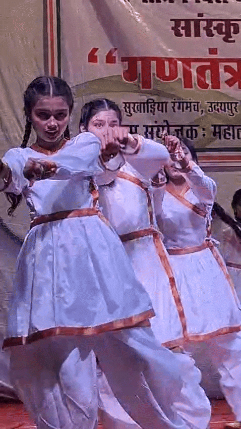 स्कूली छात्राओं की प्रस्तुतियों ने सबका मन मोह लिया।