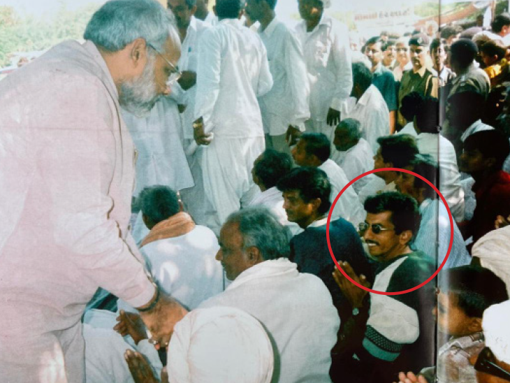 नरेंद्र मोदी की सभा में भचुभाई अहीर (रेड सर्कल में)।