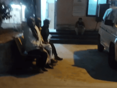 जयपुर के प्रतापनगर इलाके में रविवार दोपहर एक बुजुर्ग के शव को दफनाने को लेकर विवाद खड़ा हो गया। मामले को लेकर परिजन थाने पहुंचे।