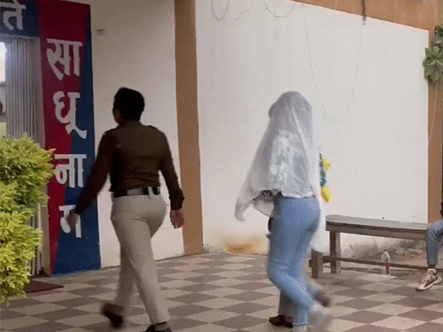 मुंह को कपड़े से कवर करते हुए थाने अंदर जाते दिखी युवतियां।