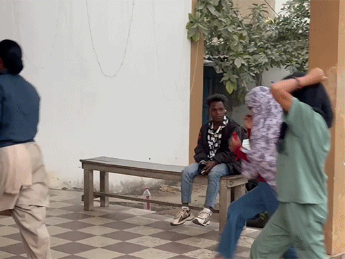 पुलिस मकान मालकिन समेत 8 को मौके से पकड़ा।