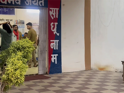 थाने के अंदर जाते दिखा मौके से पकड़ा गया युवक।