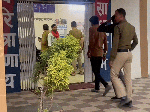 युवकों भी पुलिस थाने लेकर पहुंची।