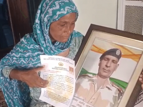 वीरांगना अपने शहीद पति रामसिंह के तस्वीर के साथ बैठी रहती है। तीन साल पहले उत्तराखंड में ड्यूटी के दौरान शहीद हो गए थे।