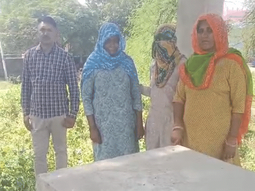 शहीद का परिवार प्रशासन से उम्मीद लगाकर बैठा है कि स्मारक पर प्रतिमा लगे।