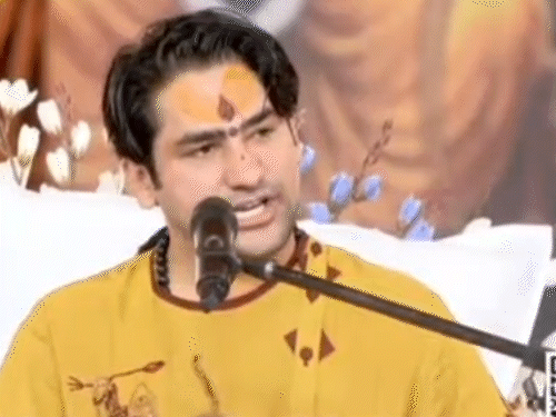 कोटा येथील रामगंजमंडीमध्ये श्रीरामकथेदरम्यान आचार्य धीरेंद्र शास्त्री.