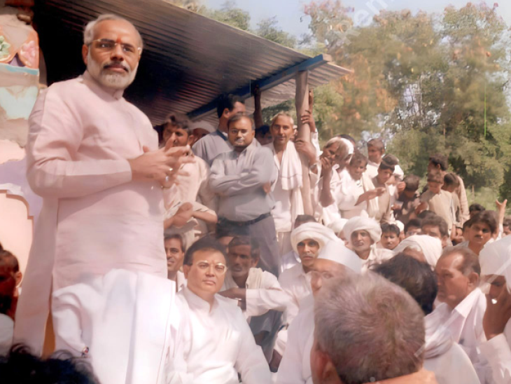 चोबारी गांव में नरेंद्र मोदी लोगों को संबोधित करते हुए।
