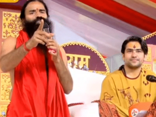 श्रीरामकथेदरम्यान मंचावरून योगगुरु बाबा रामदेव यांनीही संबोधित केले.