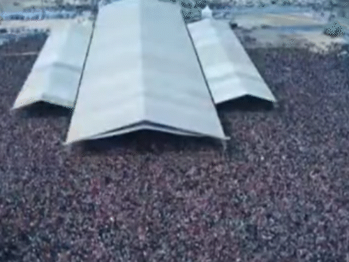 कोटा येथील रामगंजमंडीमध्ये रामकथा ऐकण्यासाठी जमलेली लोकांची गर्दी.