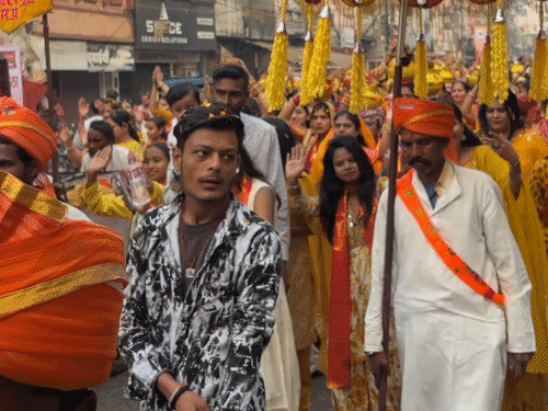 शंकराचार्य सदानंद सरस्वती यांच्या आगमनानिमित्त शोभायात्रा.