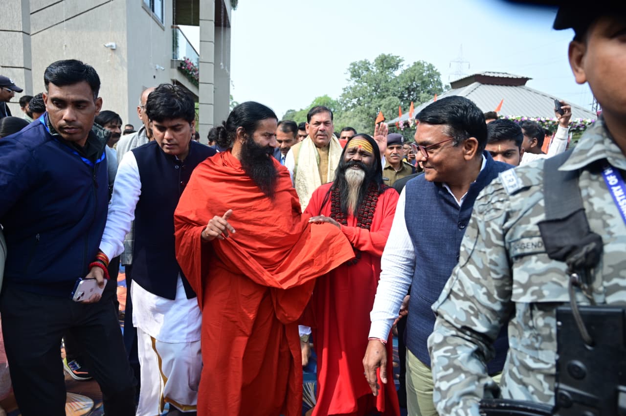 योगगुरु बाबा रामदेव आणि शनिधामचे दाती महाराजही श्रीरामकथेत सहभागी झाले.