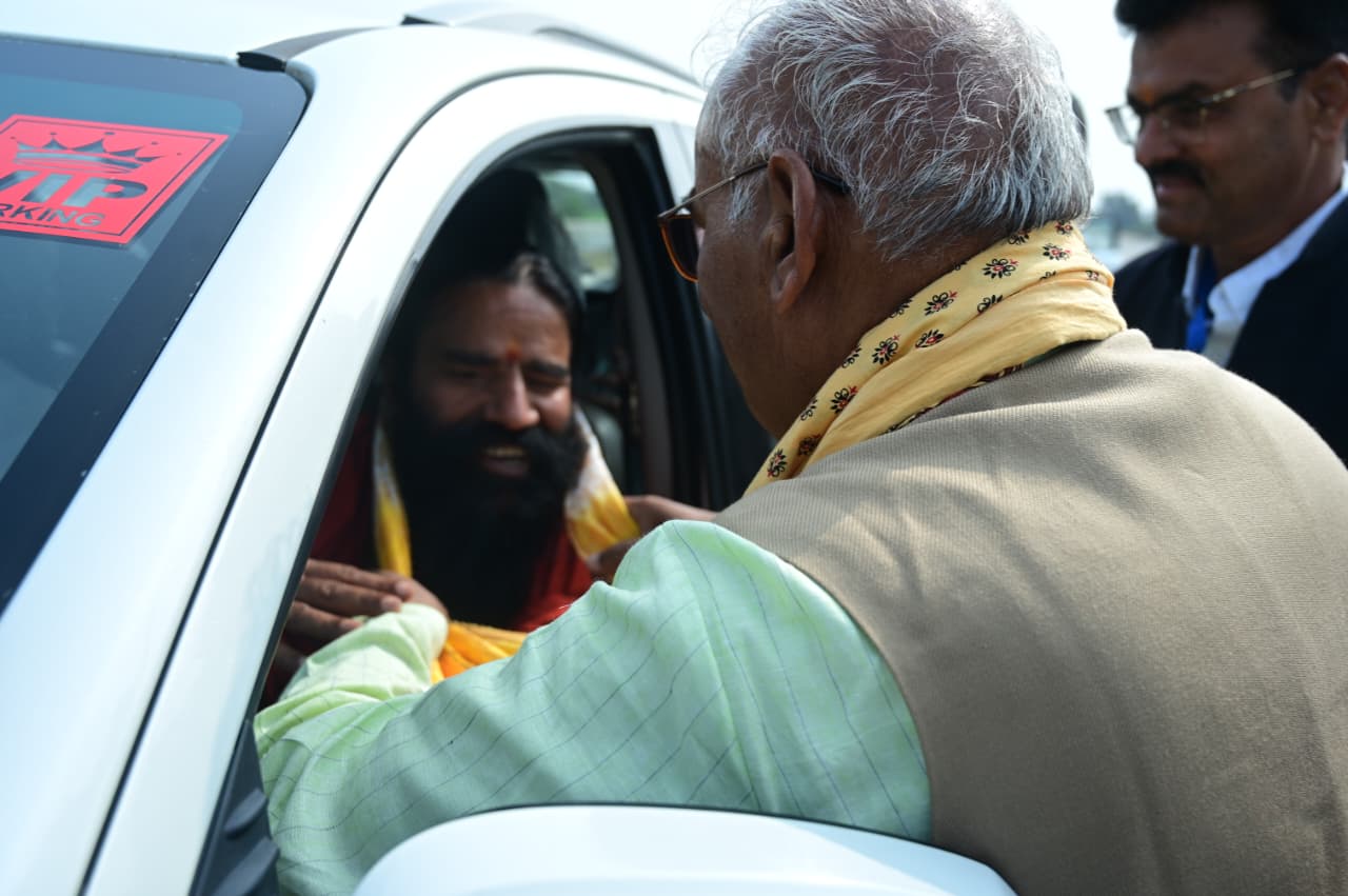 शिक्षण मंत्री मदन दिलावर यांनी योगगुरु बाबा रामदेव यांचे स्वागत केले.