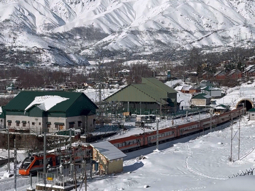 जम्मू-कश्मीर में बनिहाल रूट पर बर्फ के बीच चलती वंदे भारत एक्सप्रेस।