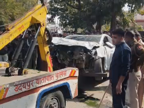 कार सवार आरोपियों की पहचान को लेकर पुलिस ने जानकारी नहीं दी है। फिलहाल हादसे के कारणों की जांच की जा रही है।