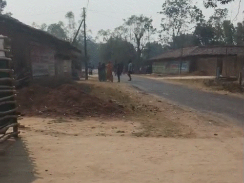 पत्नी ने अपशब्द कहते हुए विधवा महिला के बाल खींचे उसे खूब मारा।