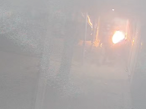 CCTV फुटेज में एक शख्स गैराज में आग लगाने के बाद जाता हुआ दिखा।