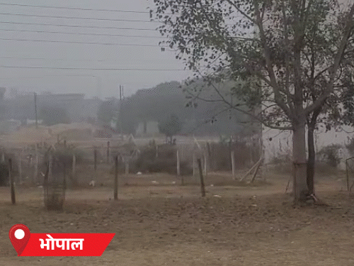 धार में इंदौर-अहमदाबाद फोरलेन पर चार वाहनों में टक्कर हो गई। नरसिंहपुर के सालीचौका में बारिश हुई। - Dainik Bhaskar