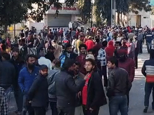 जाम लगाने वालों का कहना है कि एक्सीडेंट के कई घंटे बाद भी पुलिस आरोपी को पकड़ नहीं सकी है। जबकि, कार से उसकी पहचान करना आसान है।