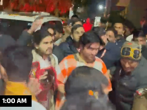 पंडित धीरेंद्र शास्त्री कोटा के रामगंजमंडी स्थित इंद्रप्रस्थ कॉलोनी में शनिवार देर रात अचानक अपने भक्त के घर पहुंचे।