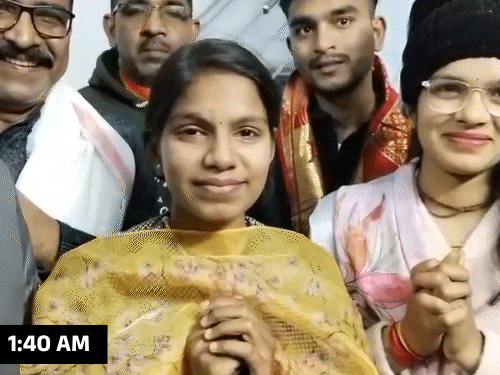 धीरेंद्र शास्त्री के घर आने पर भावना और खुशबू की खुशी का ठिकाना नहीं रहा। दोनों लड़कियों को धीरेंद्र शास्त्री ने अपनी बहन बनाया है।