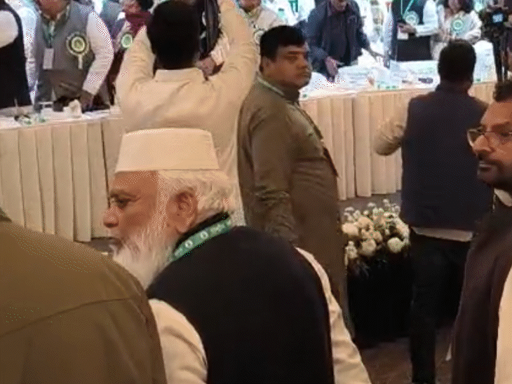 बैठक से पहले मीडिया को धक्के देकर बाहर निकाला गया।