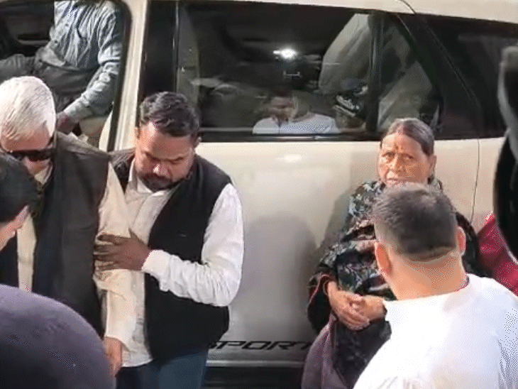 लालू यादव अपनी पत्नी राबड़ी देवी और परिवार संग RJD की बैठक में पहुंचे।