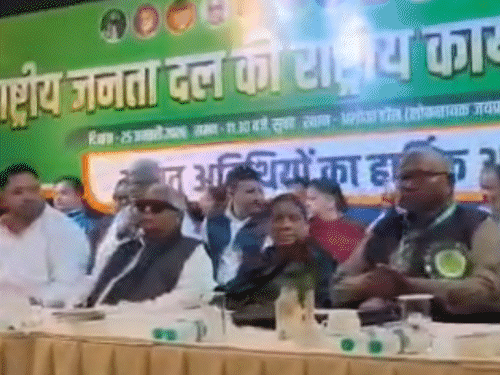 मंच पर लालू यादव, राबड़ी यादव समेत कई बड़े नेता मौजूद हैं। वहीं तेजस्वी के पीछे वाली सीट पर संजय यादव, मीसा भारती से बात करते हुए दिखे।