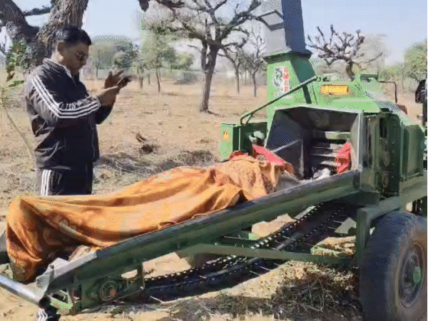 तस्वीर, राकेश के शव की है। इसी मशीन के पास खड़ा राकेश छोटी-छोटी लकड़ियों की कटाई कर रहा था।