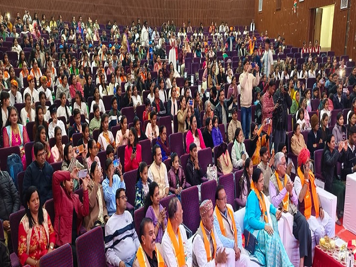 कार्यक्रम में ग्रामीण विधायक फूलसिंह मीणा और शहरवासी और पेरेंटस।