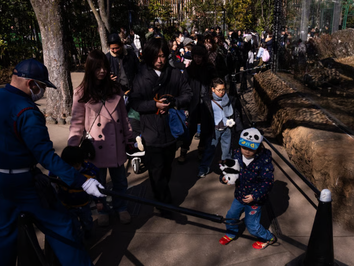 रविवार को टोक्यो के उएनो चिड़ियाघर में हजारों लोग आखिरी बार पांडा को देखने पहुंचे।