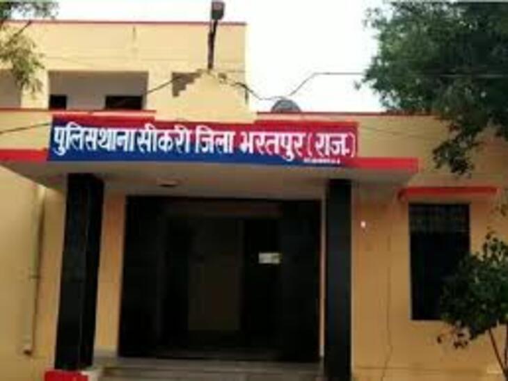 मृतक महिला के पति ने सीकरी थाने में हत्या का मामला दर्ज कराया है।